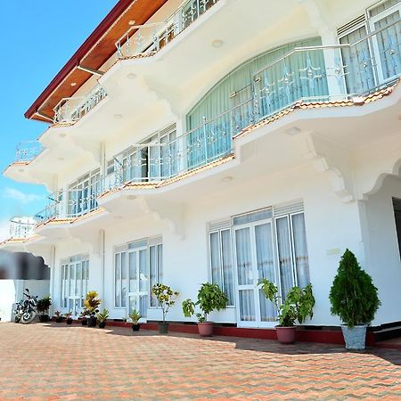 Hotel Glee Trincomalee Exterior photo