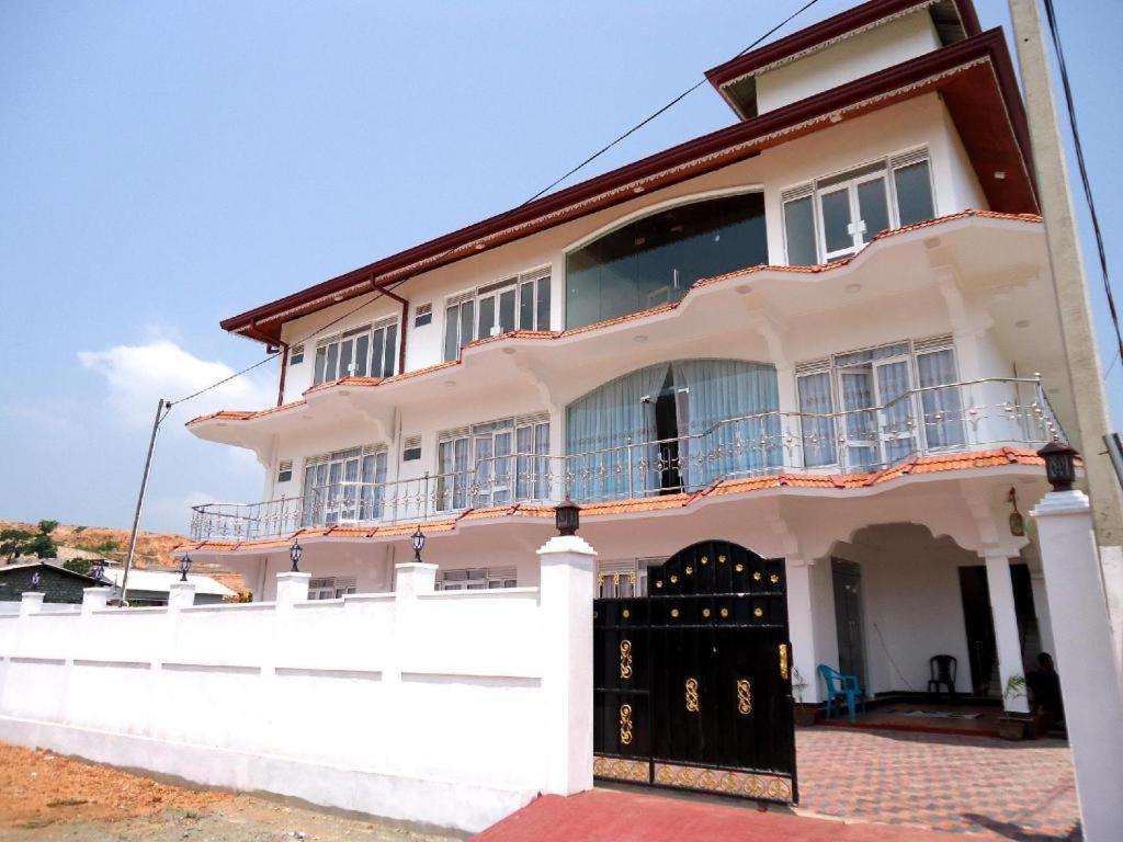 Hotel Glee Trincomalee Exterior photo