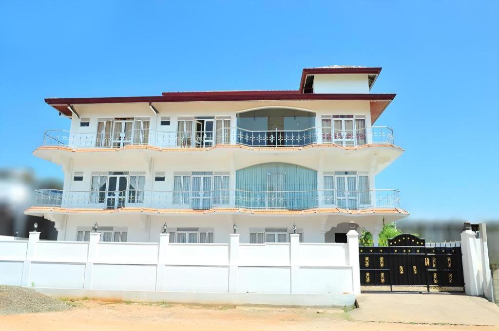 Hotel Glee Trincomalee Exterior photo