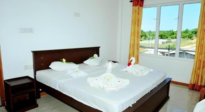 Hotel Glee Trincomalee Exterior photo