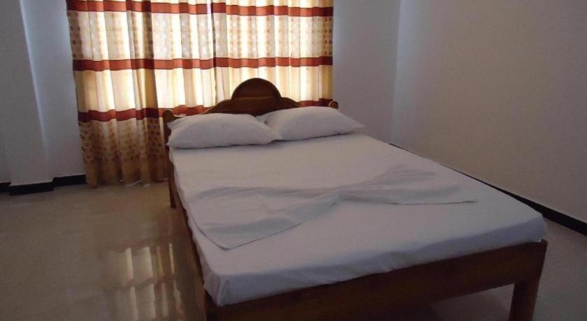 Hotel Glee Trincomalee Exterior photo