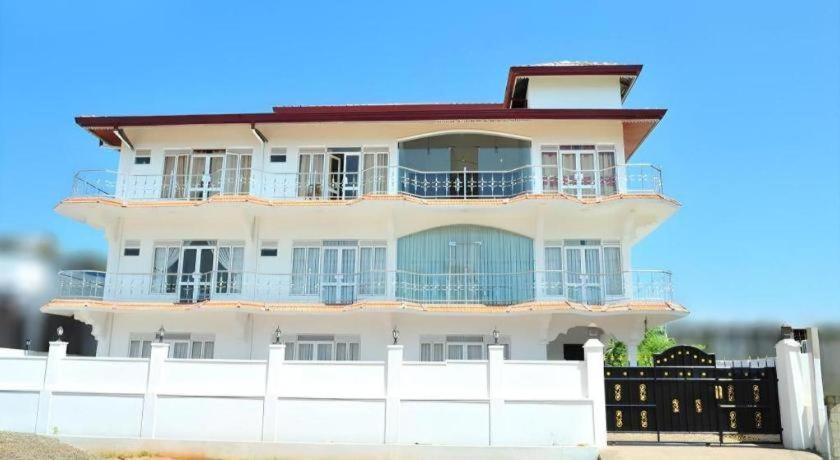 Hotel Glee Trincomalee Exterior photo