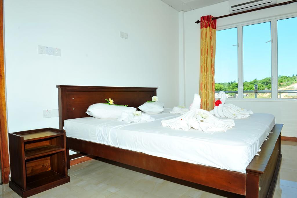 Hotel Glee Trincomalee Exterior photo